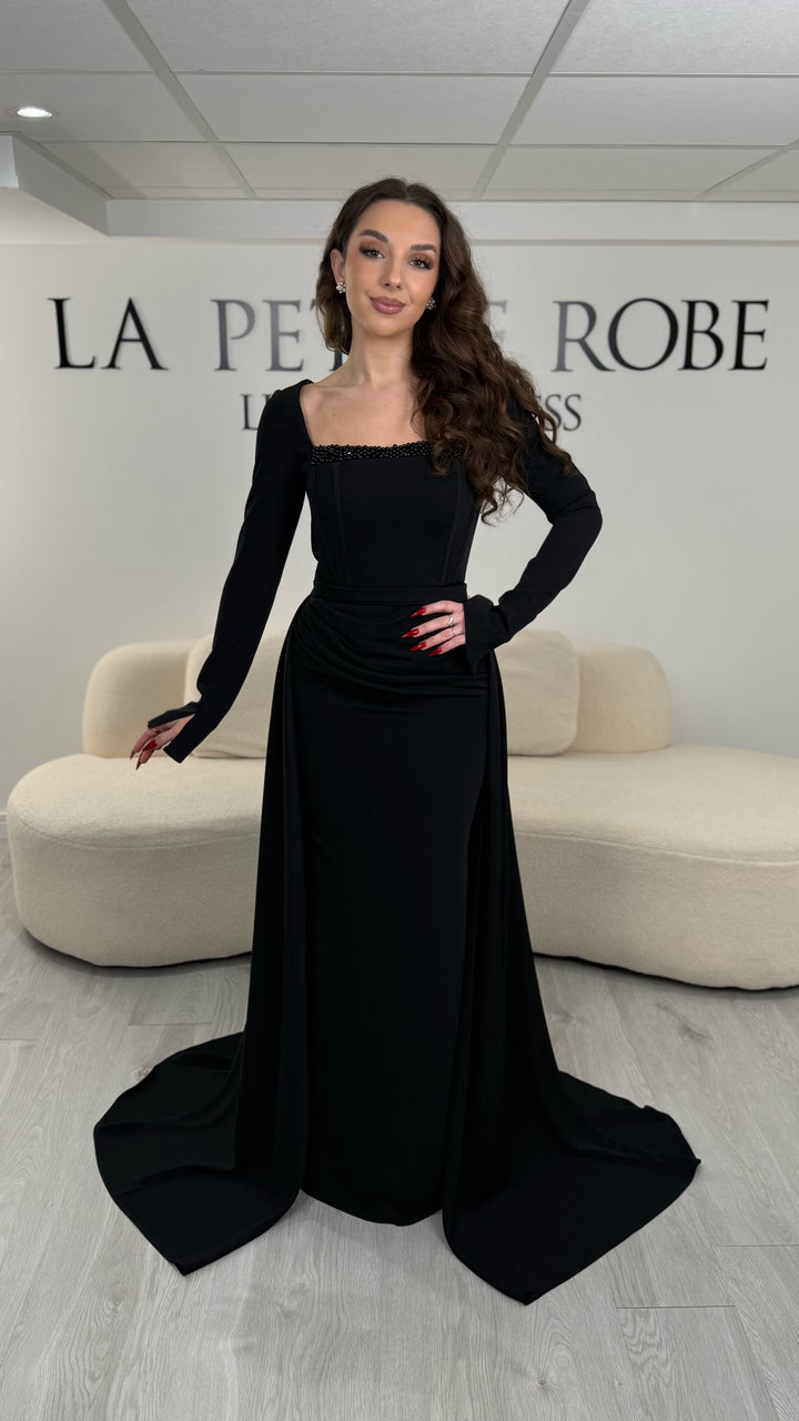Robe de soirée noire élégante avec col carré, manches longues et traîne amovible sans fente. Idéale pour un look chic et sophistiqué.