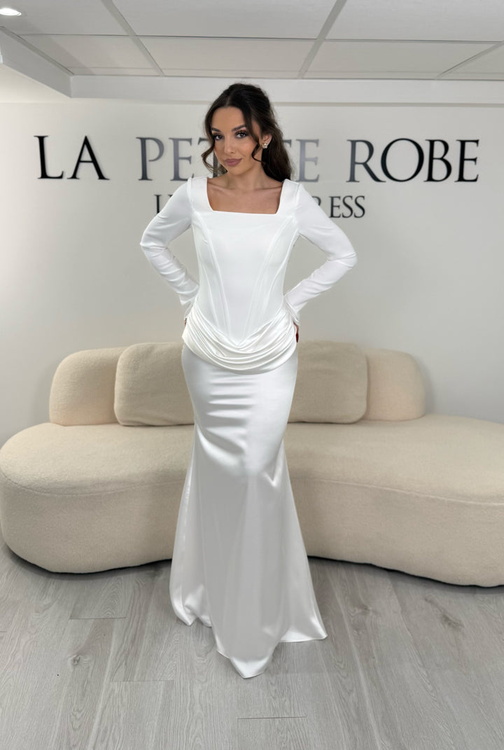 Robe de mariée blanche élégante avec col carré, manches longues et coupe ajustée sans fente. Idéale pour un look chic et raffiné.