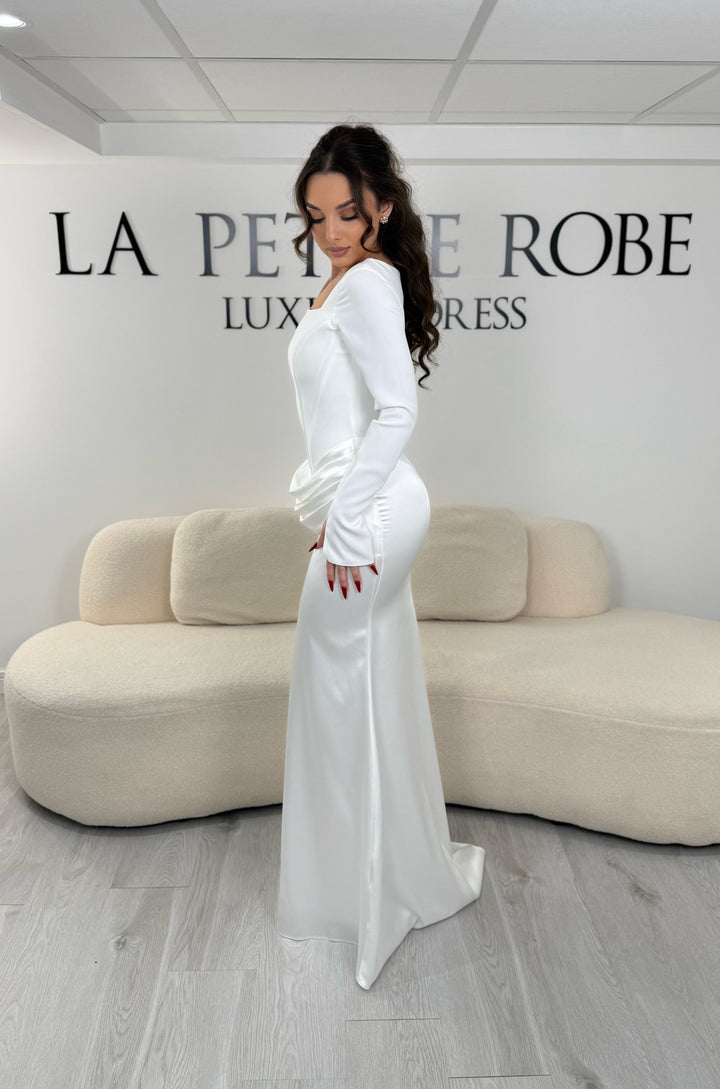 Robe de mariée blanche élégante avec col carré, manches longues et coupe ajustée sans fente. Idéale pour un look chic et raffiné.