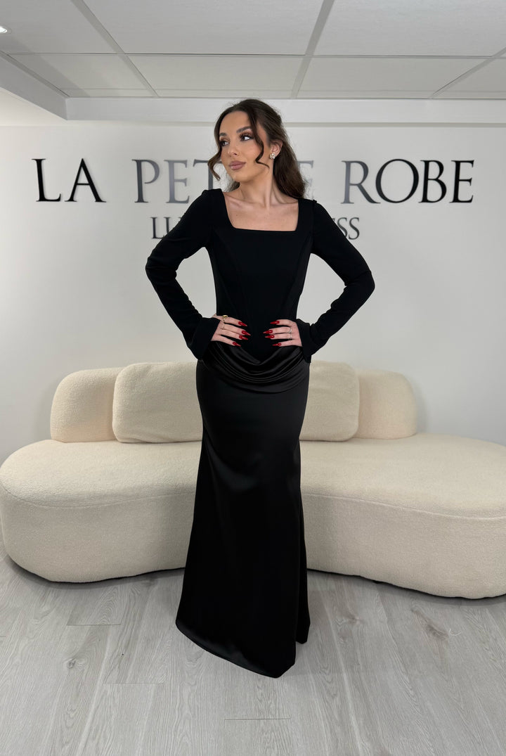Robe de soirée noire élégante avec col carré, manches longues et coupe ajustée sans fente. Idéale pour un look chic et raffiné.