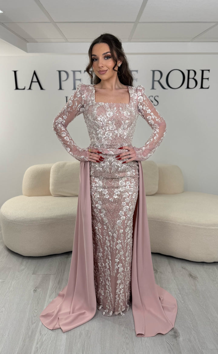 Robe de soirée rose élégante avec col carré, manches longues et traîne amovible sans fente. Idéale pour un look chic et raffiné.