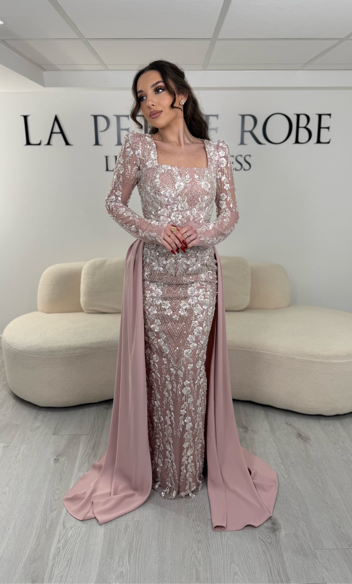 Robe de soirée rose élégante avec col carré, manches longues et traîne amovible sans fente. Idéale pour un look chic et raffiné.