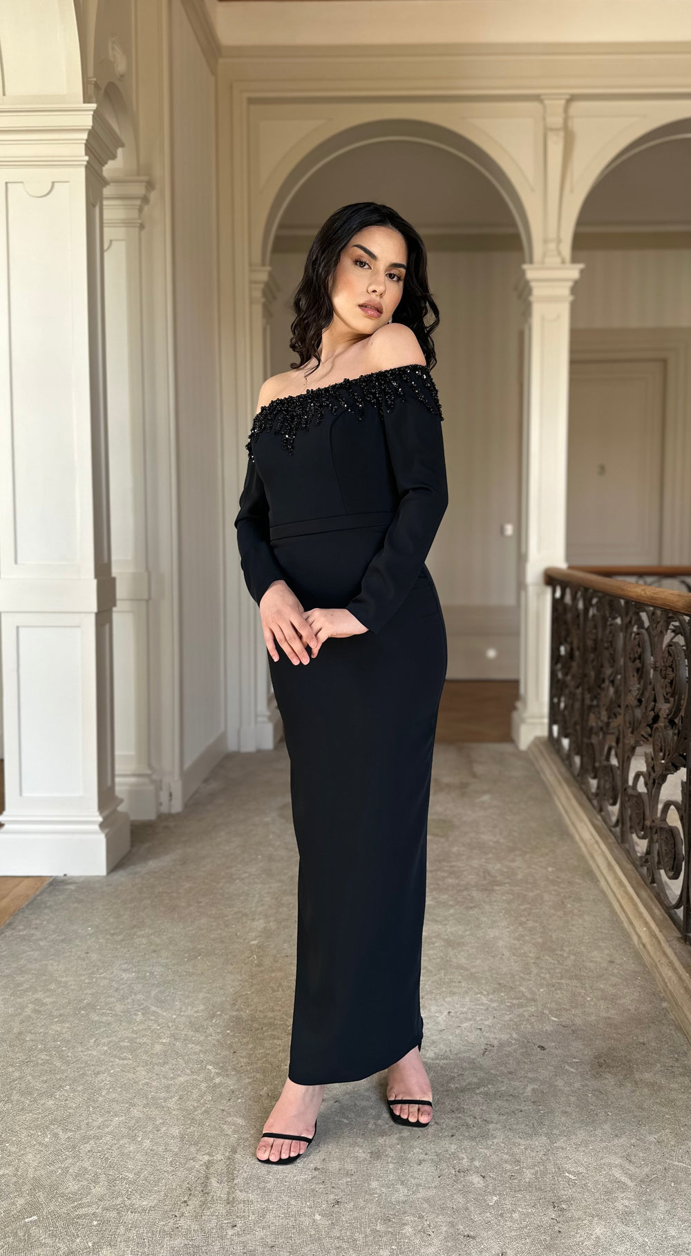 élégante longue robe de soirée noir pour demoiselle d'honneur, avec une fente à l'arrière, manche longue, col bateau pour tout type d'événement, mariage, gala, cérémonie