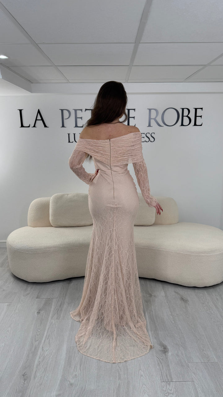 Robe de soirée rose élégante avec col bardot et manches longues en dentelle. Coupe ajustée sans fente, idéale pour une allure chic et féminine.