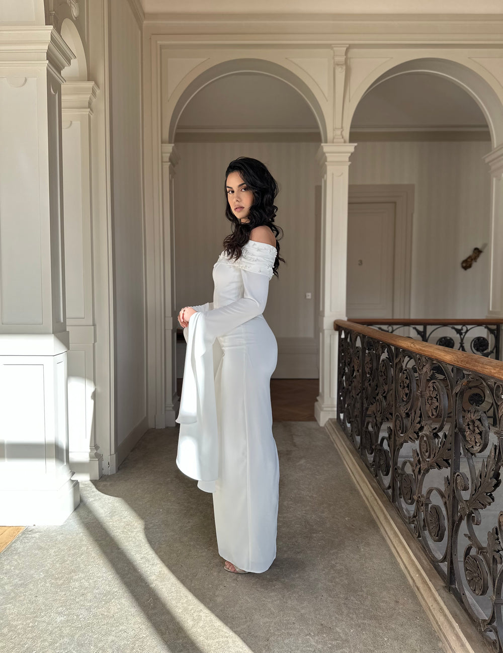 longue robe de mariée élégante blanche avec une fente à l'arrière, col bateau, pour tout type de mariage, événement, gala, cérémonie