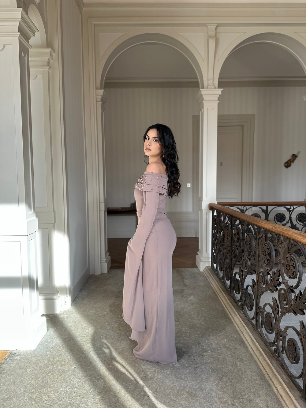 élégante longue robe de soirée taupe, avec une fente à l'arrière, col bateau pour tout type de mariage, cérémonie, événement, gala