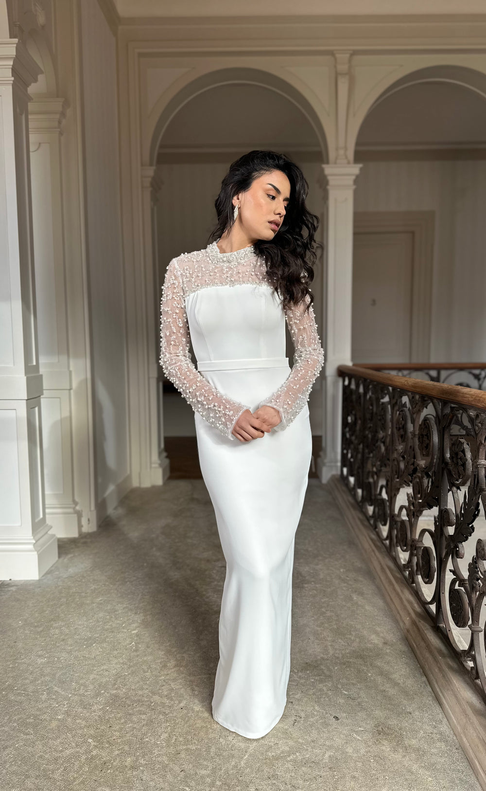 Longue robe de mariée blanche élégante avec une fente à l'arrière, col montant, manche longue, pour tout type d'événement, gala, cérémonie, mariage