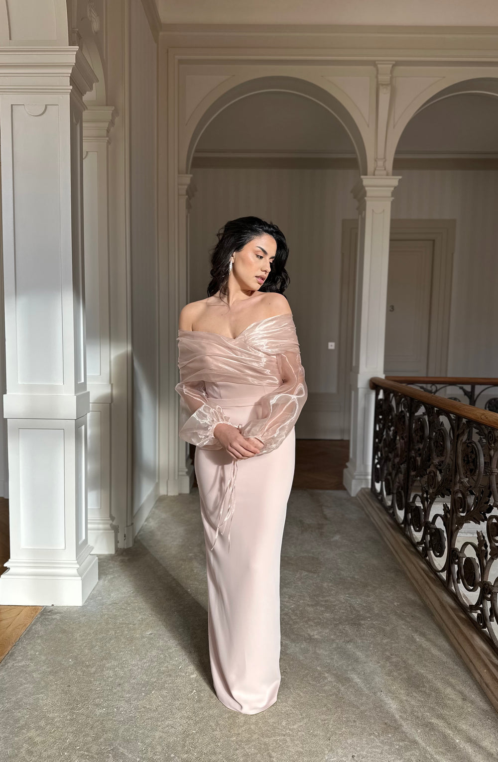 élégante robe de soirée beige, avec fente, col bateau, manche transparente, pour tout type d'événement, mariage, gala, cérémonie