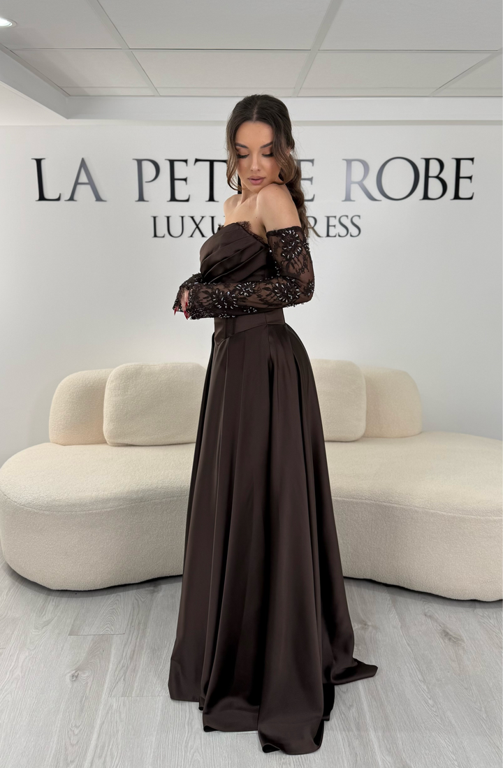Robe de soirée marron avec col bustier et manches amovibles en dentelle. Coupe fluide avec fente élégante, idéale pour une allure chic et sophistiquée.