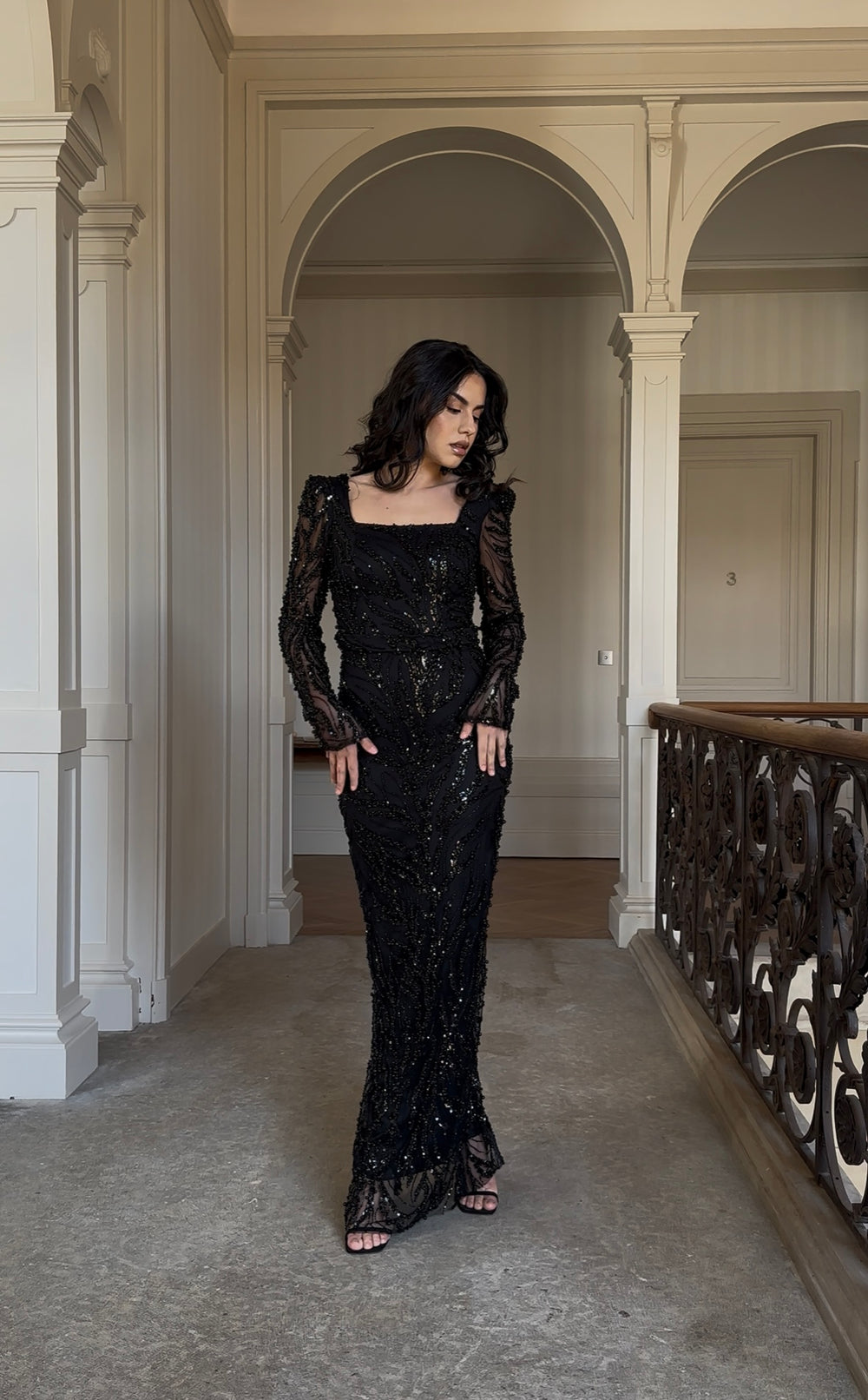 élégante longue robe de soirée noir pour demoiselle d'honneur, avec une fente à l'arrière, manche longue, col bateau pour tout type d'événement, mariage, gala, cérémonie