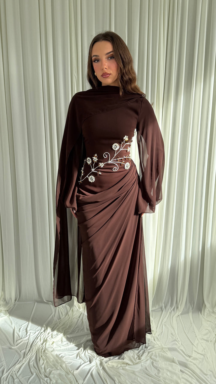 Robe de soirée modeste marron à écharpe cape brodée - Sefana