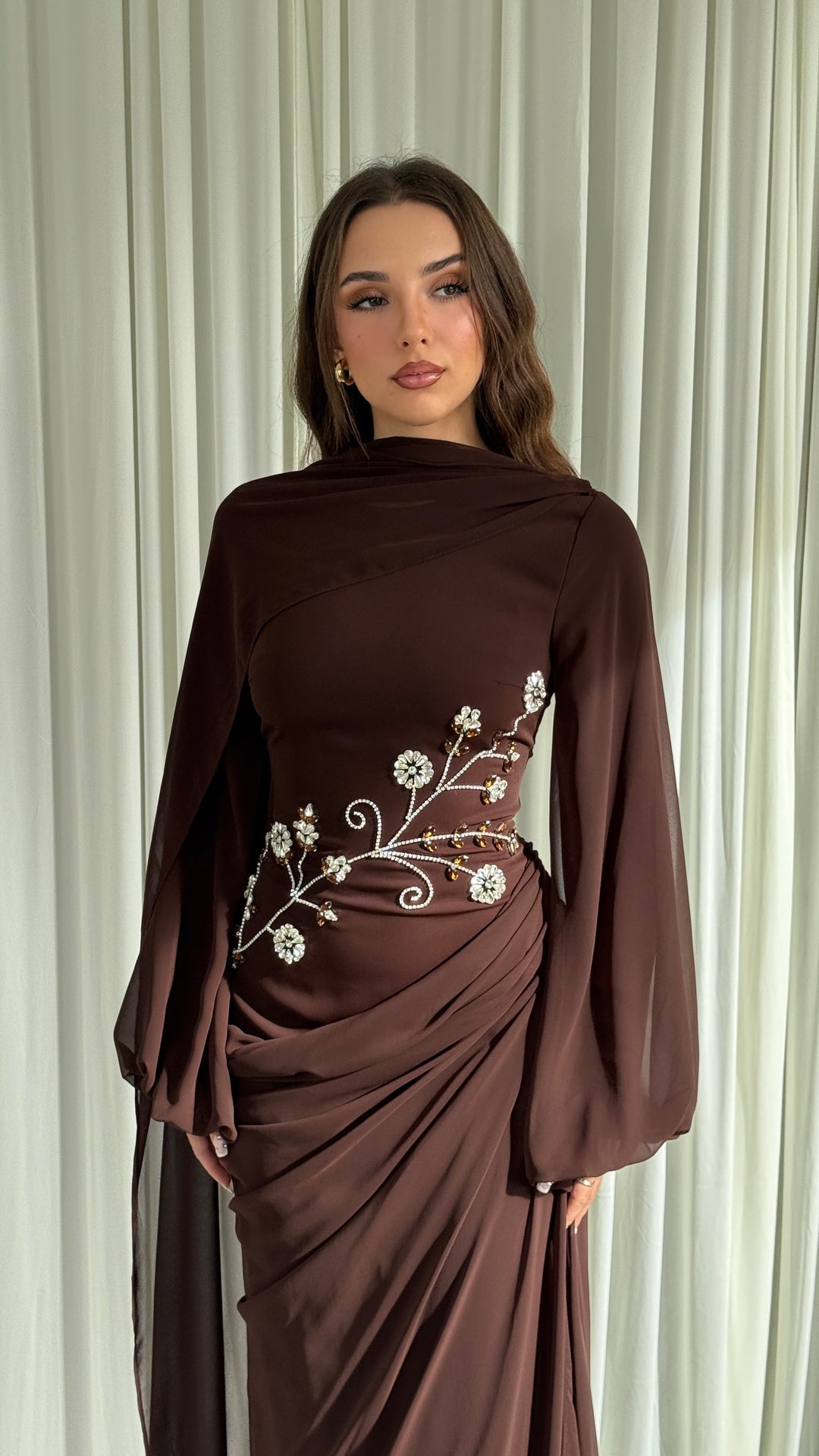 Robe de soirée modeste marron à écharpe cape brodée - Sefana
