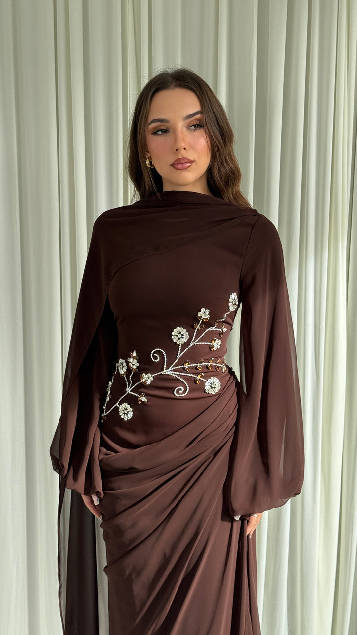 Robe de soirée modeste marron à écharpe cape brodée - Sefana