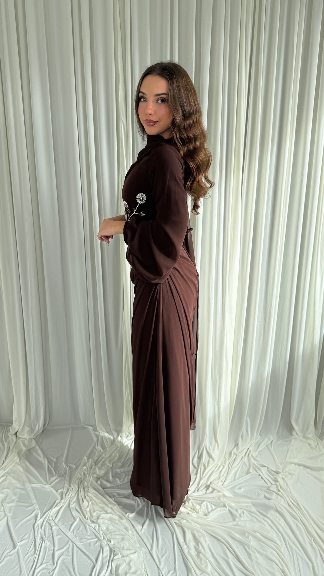 Robe de soirée modeste marron à écharpe cape brodée - Sefana