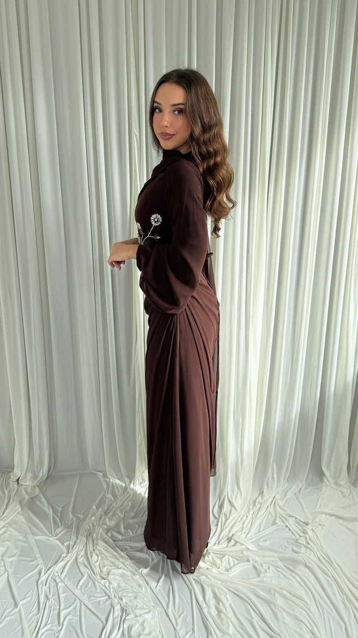 Robe de soirée modeste marron à écharpe cape brodée - Sefana