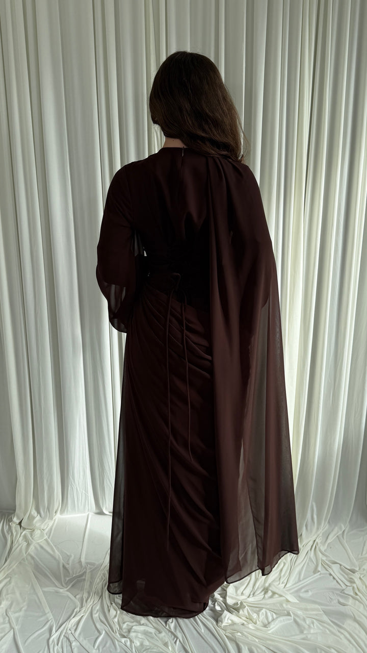 Robe de soirée modeste marron à écharpe cape brodée - Sefana