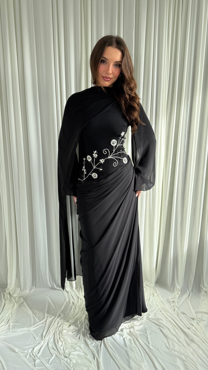 Robe de soirée modeste noire à écharpe cape brodée - Sefana