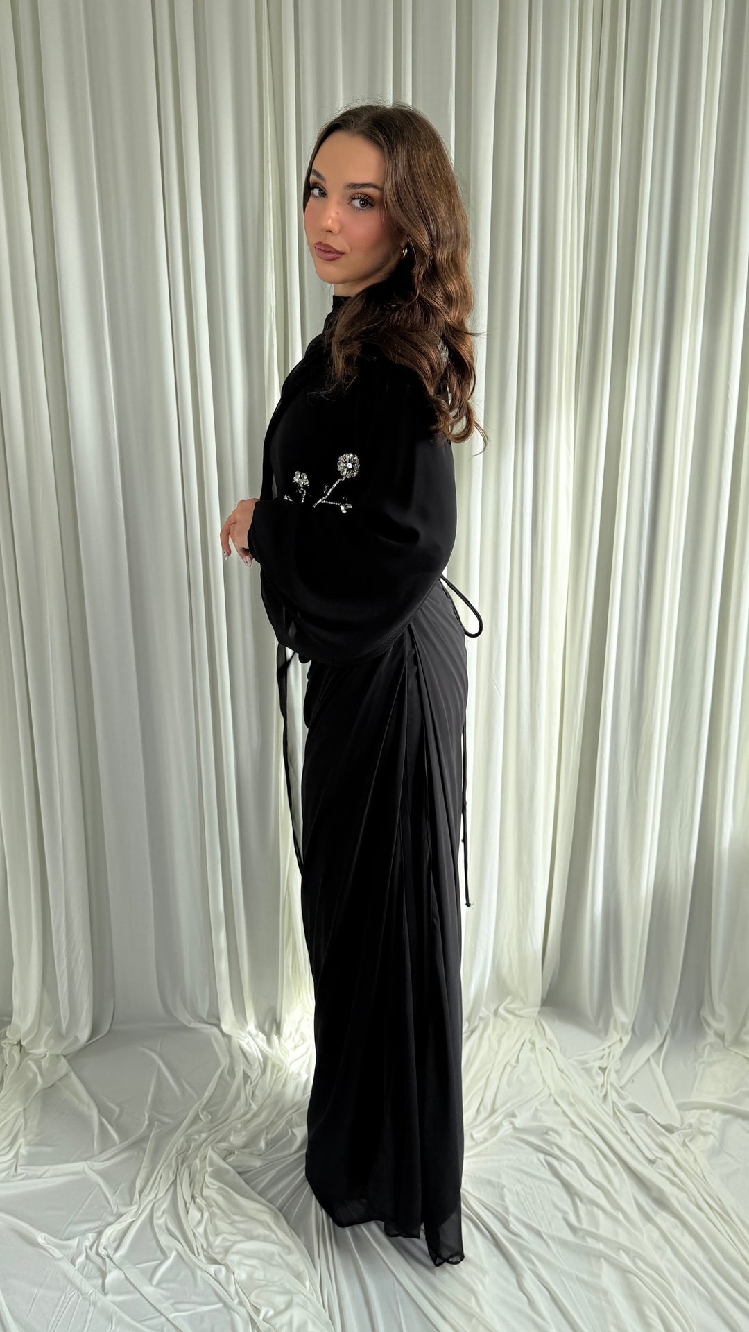 Robe de soirée modeste noire à écharpe cape brodée - Sefana