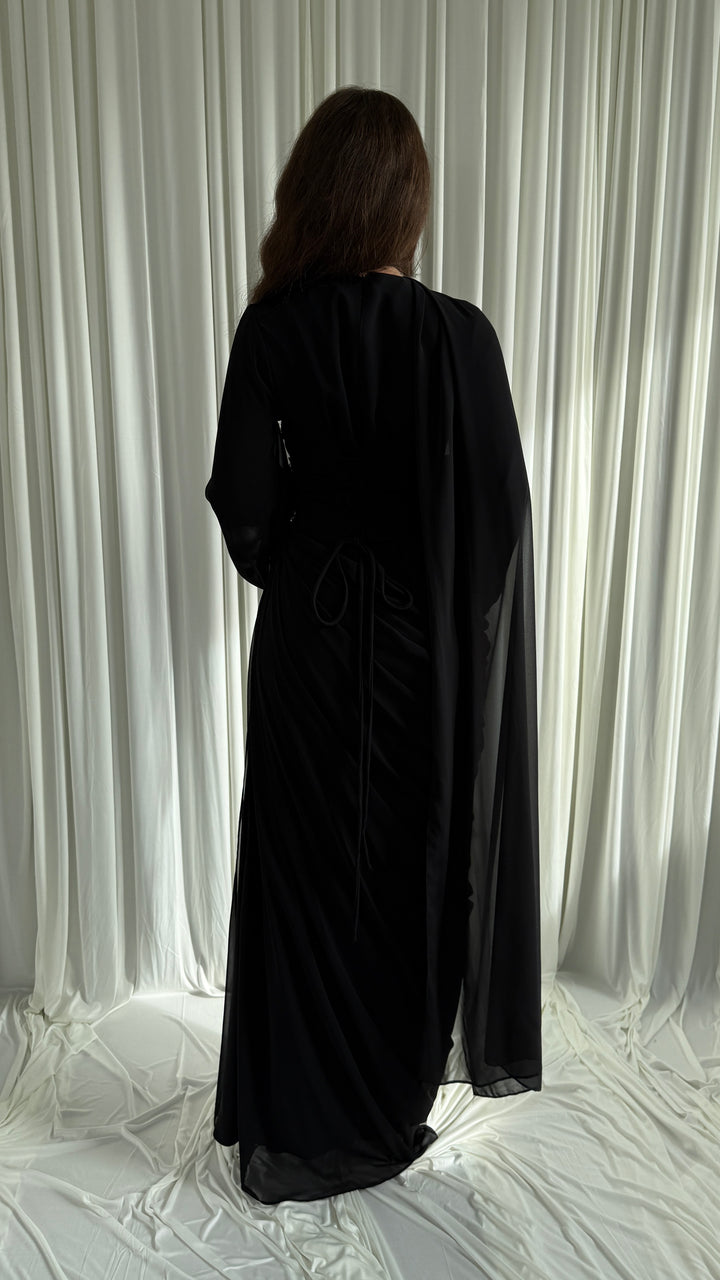 Robe de soirée modeste noire à écharpe cape brodée - Sefana