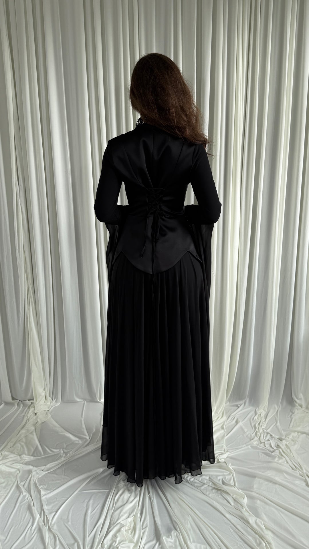 Robe de soirée modeste noire à basque de strass - Ilvi