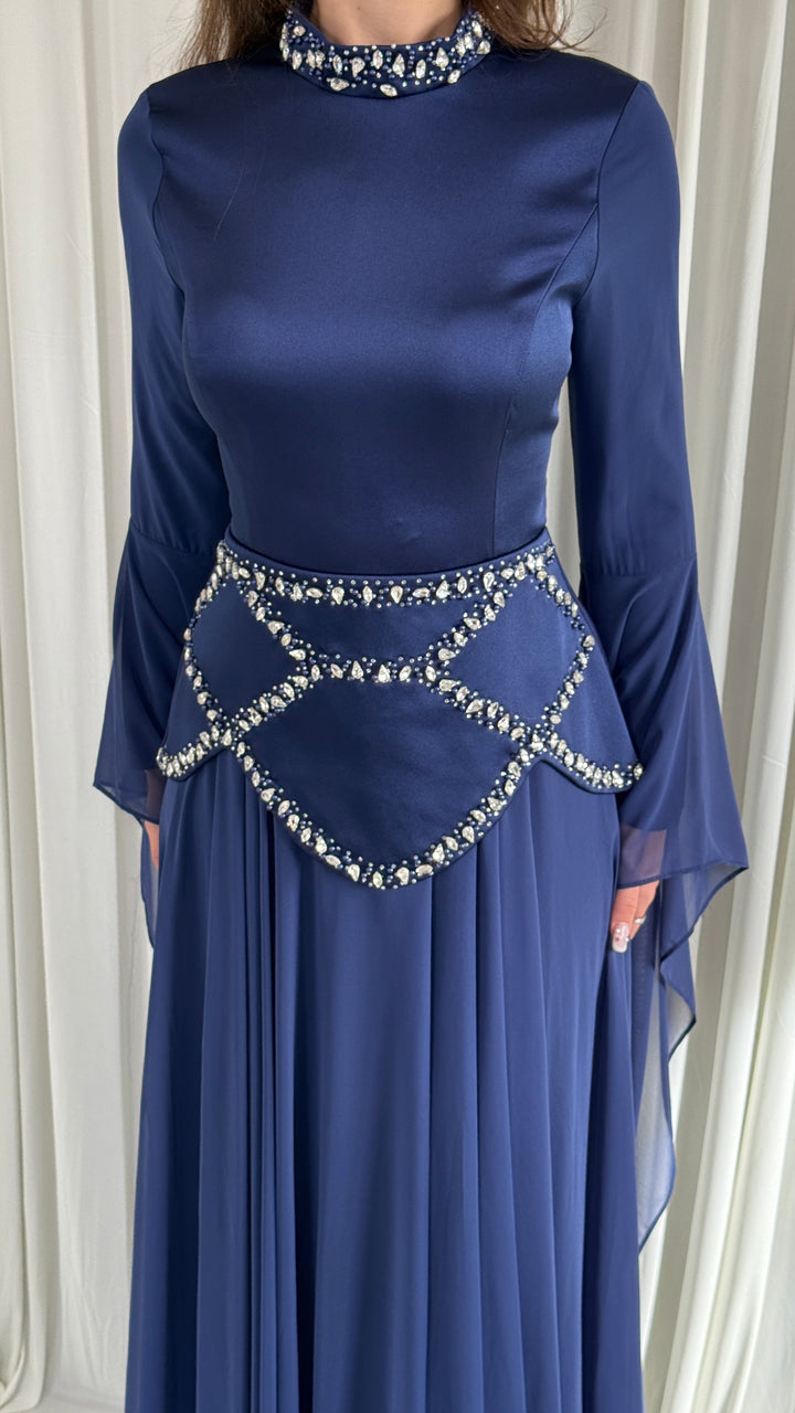 Robe de soirée modeste bleu marine à basque de strass - Ilvi