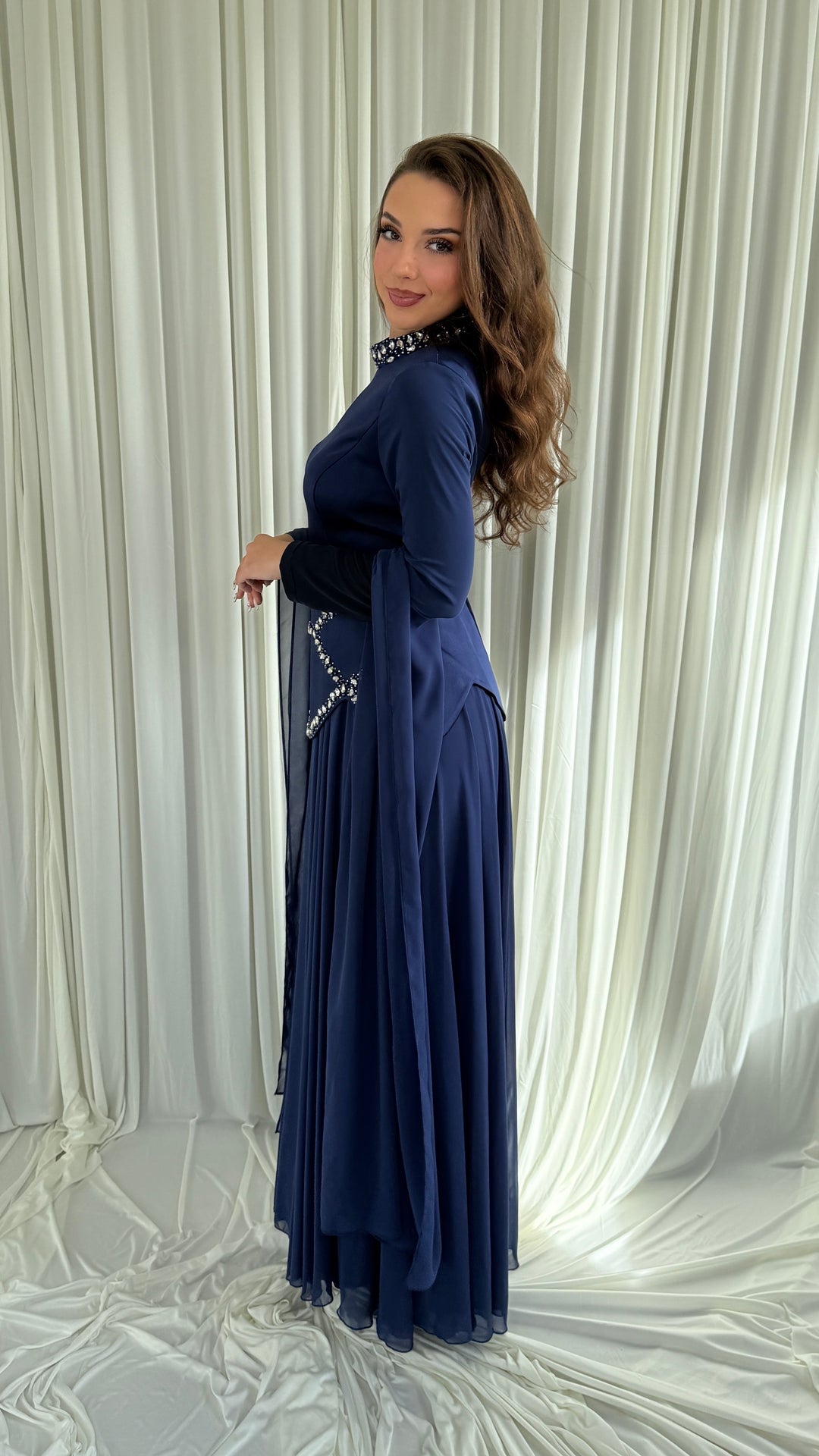 Robe de soirée modeste bleu marine à basque de strass - Ilvi
