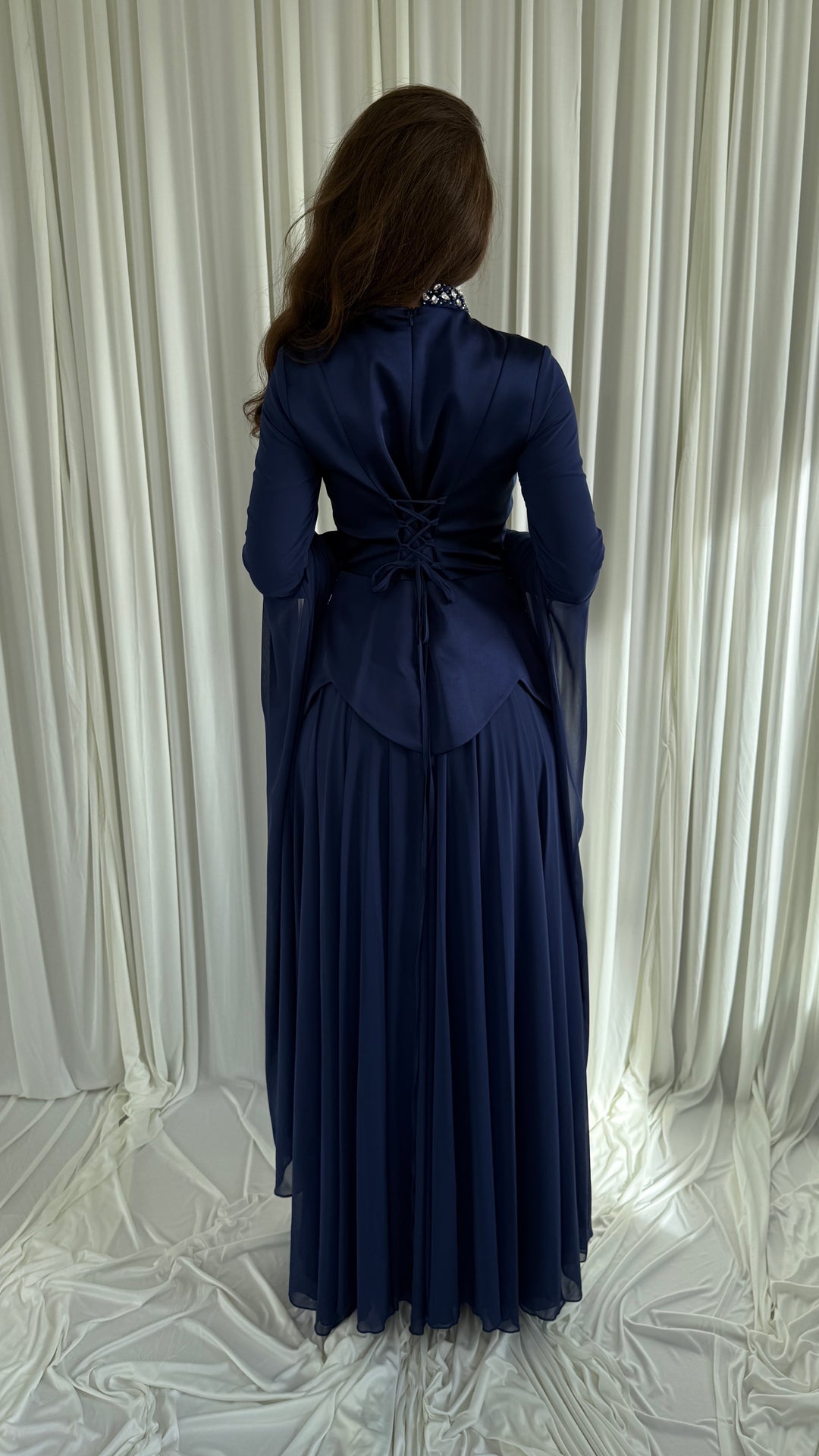 Robe de soirée modeste bleu marine à basque de strass - Ilvi