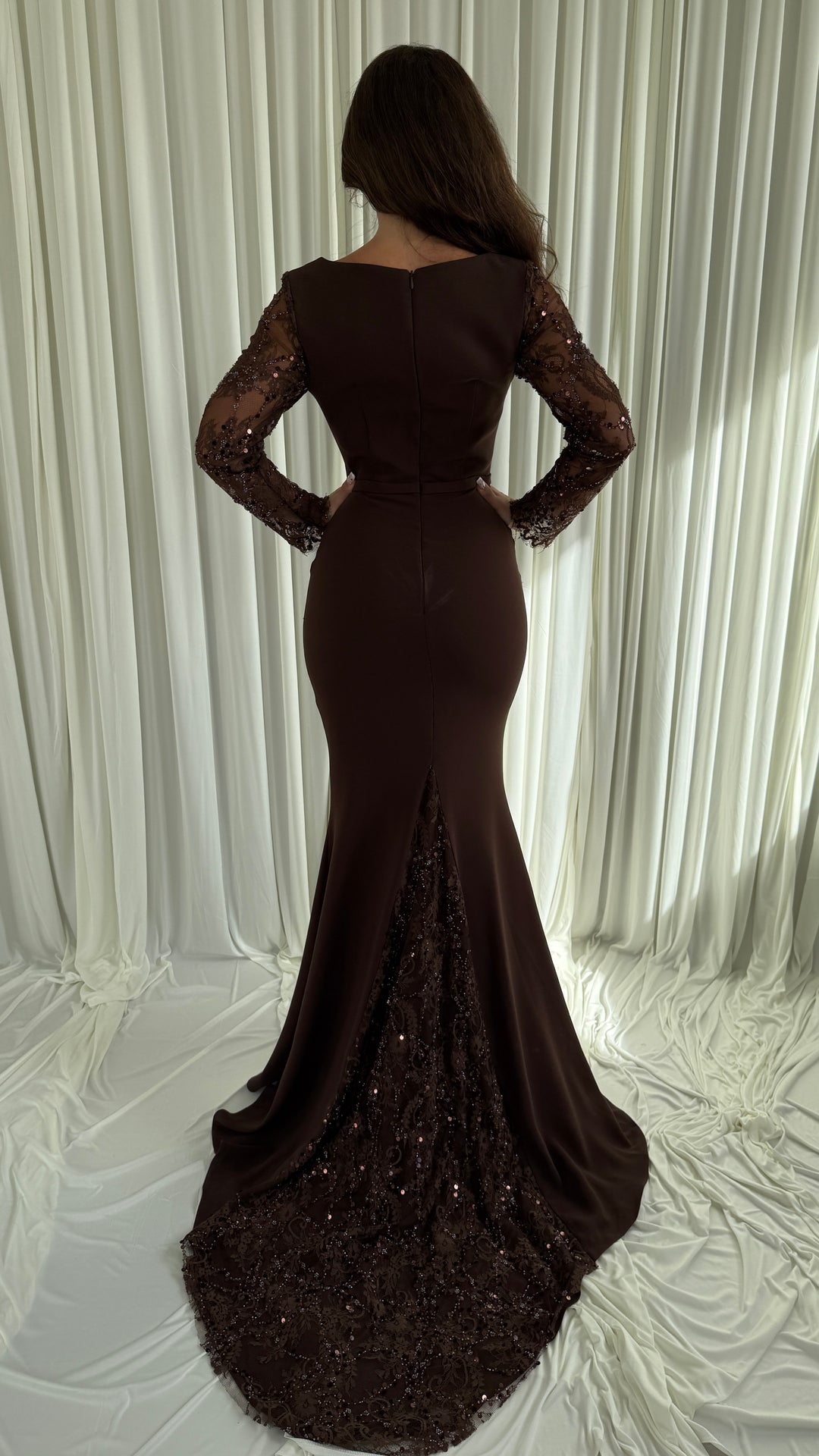 Robe de soirée longue marron Celin avec godet et traîne en dentelle pailletée