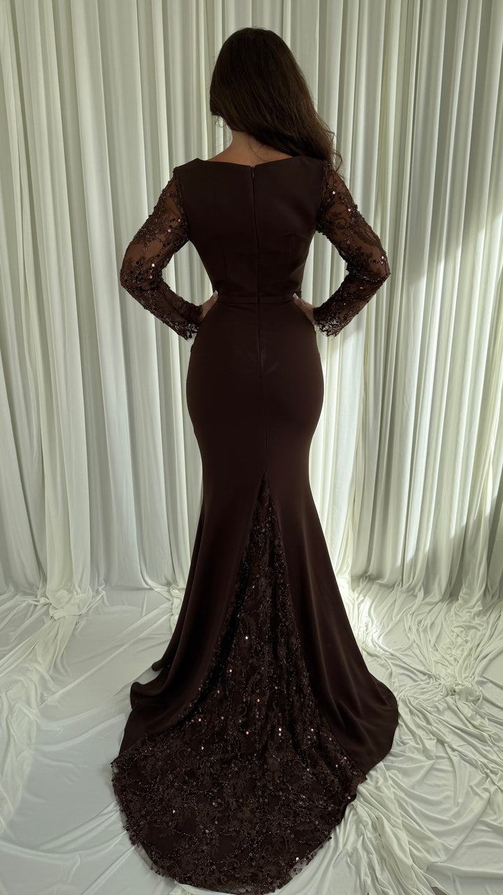 Robe de soirée longue marron Celin avec godet et traîne en dentelle pailletée