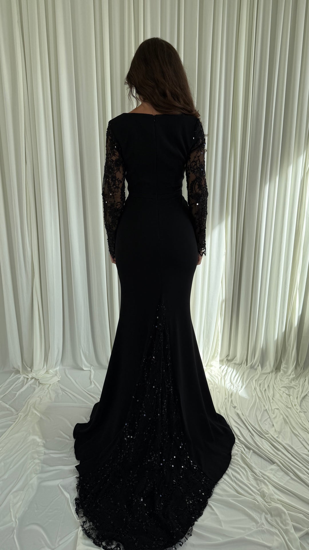 Robe de soirée longue noire Celin avec godet et traîne en dentelle pailletée