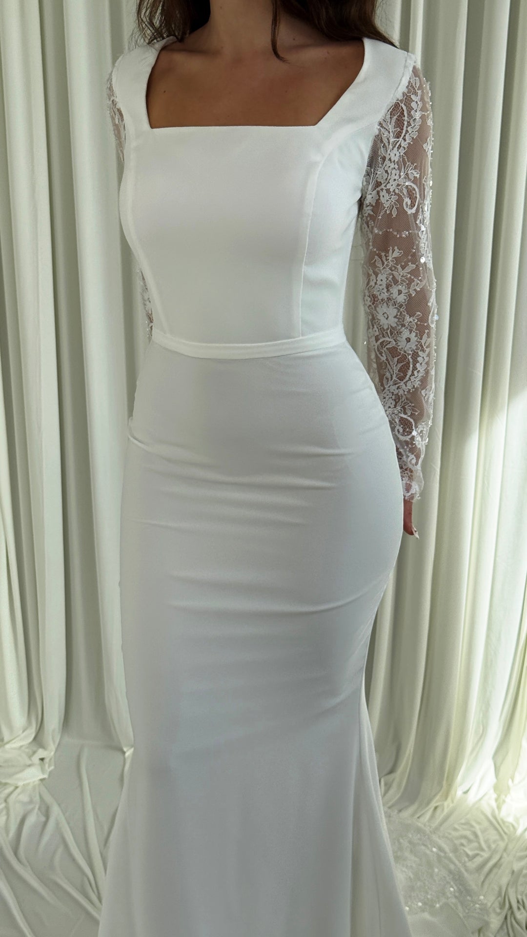 Robe de mariée Celin, manches transparentes en dentelle brodée de sequins et de perles