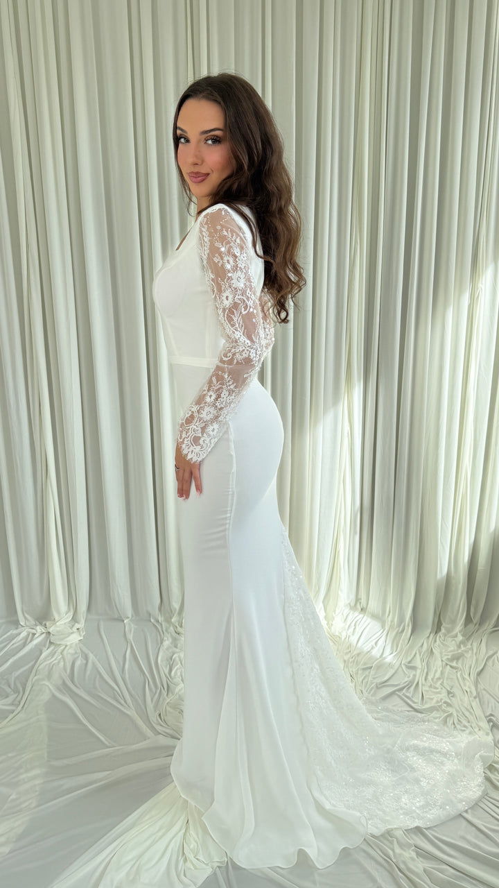 Robe de mariée Celin portée, silhouette sirène et traîne en dentelle brodée