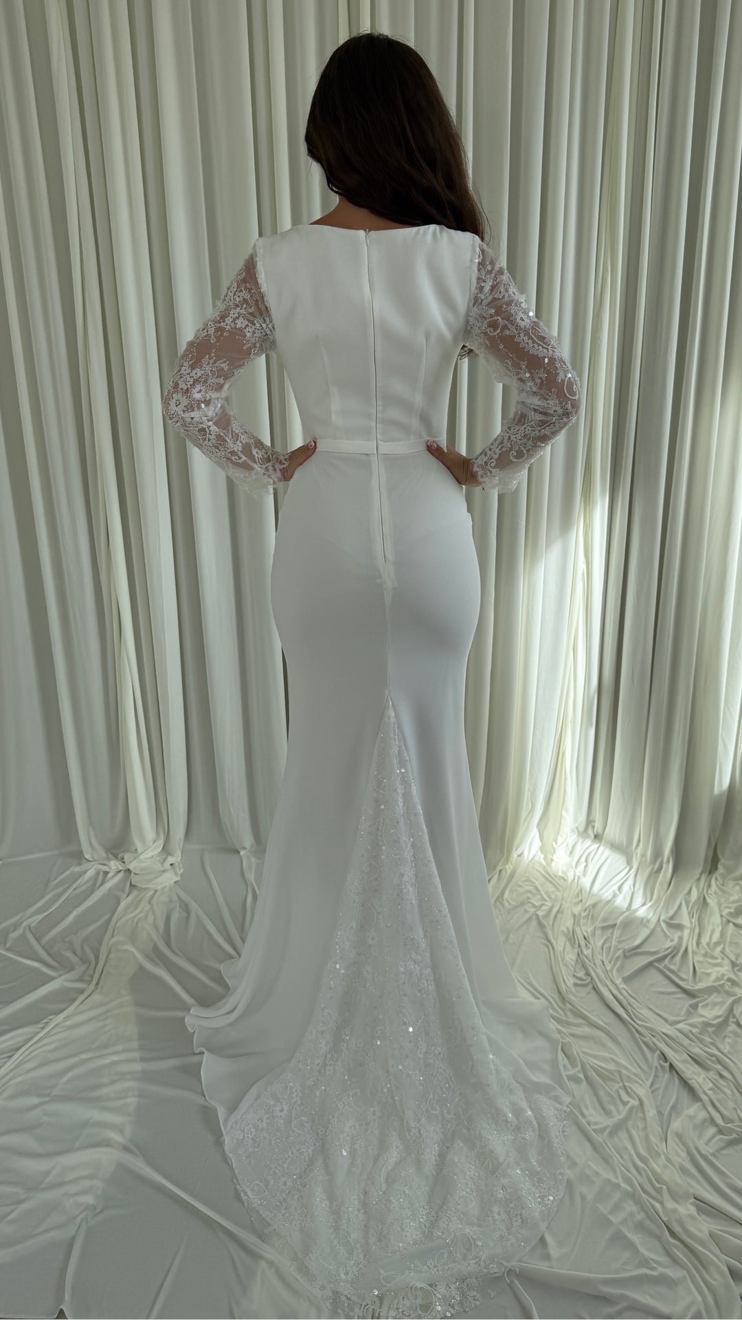 Robe de mariée longue Celin avec godet et traîne en dentelle pailletée