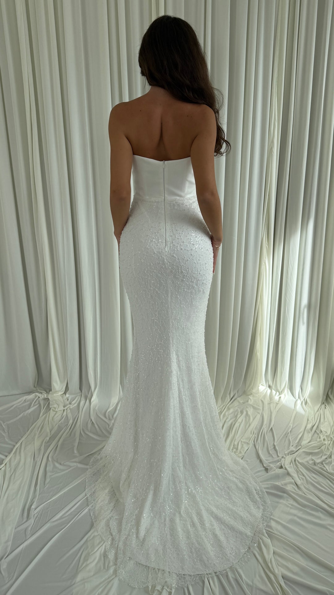 Robe de mariée longue Siora en dentelle brodée de sequins et de perles