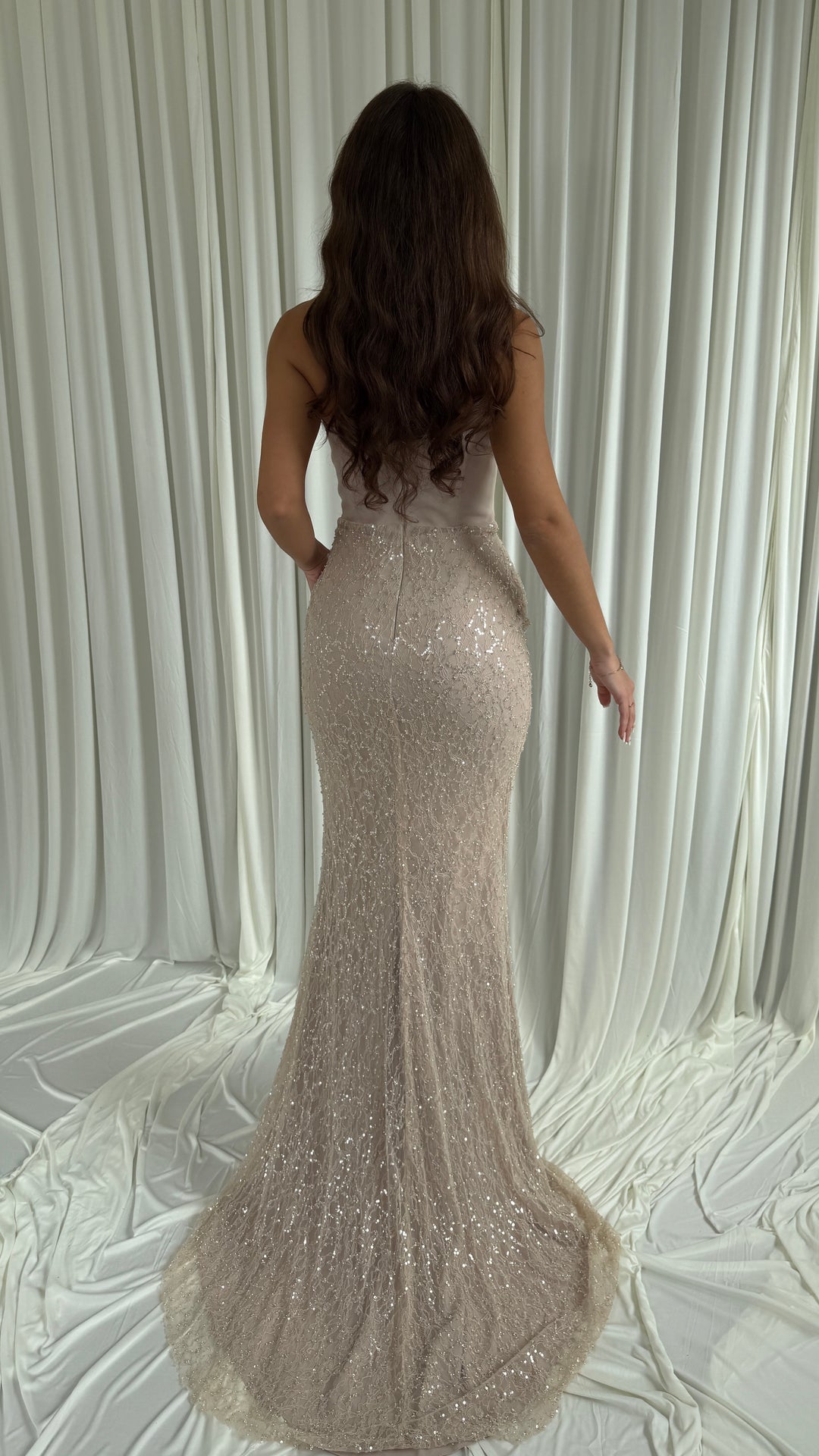 Robe de soirée longue beige Siora en dentelle brodée de sequins et de perles