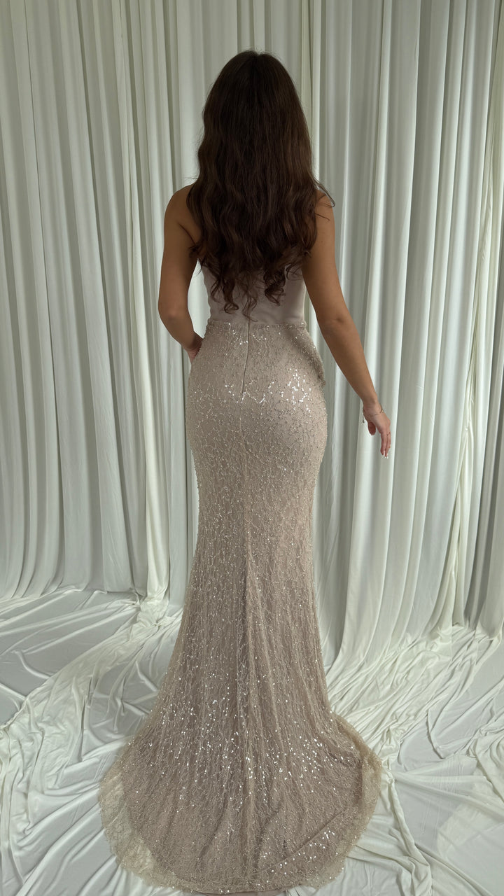 Robe de soirée longue beige Siora en dentelle brodée de sequins et de perles