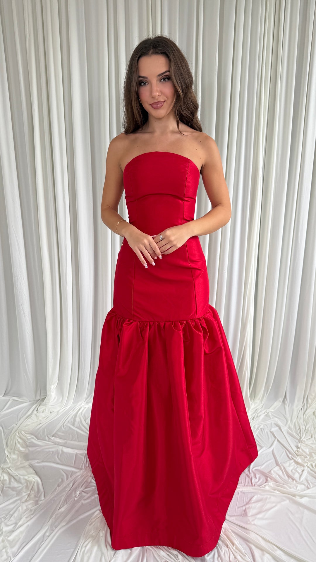 Robe de soirée rouge Rita en taffetas, bustier droit sans bretelles et jupe à volant froncé
