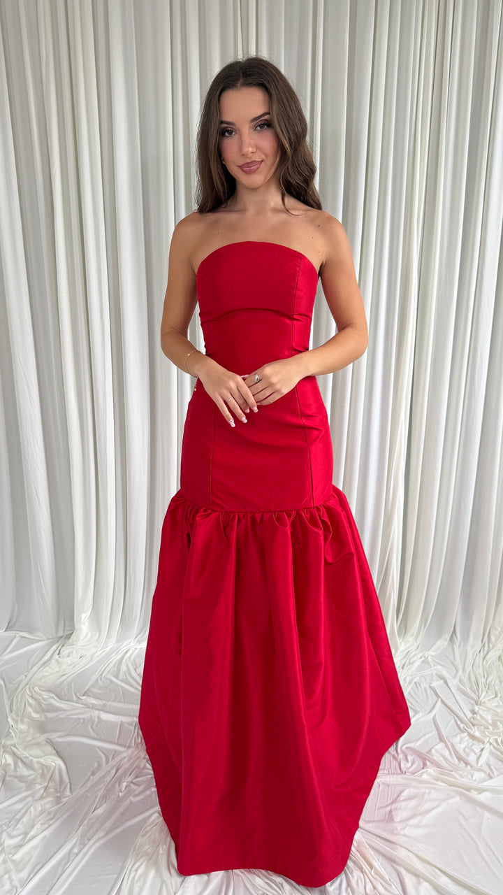 Robe de soirée rouge Rita en taffetas, bustier droit sans bretelles et jupe à volant froncé
