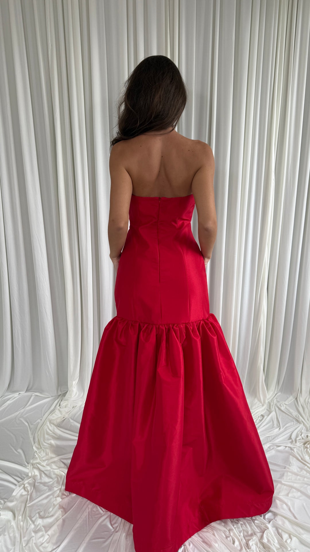 Robe de soirée longue rouge Rita en taffetas, coupe à volant sans fente
