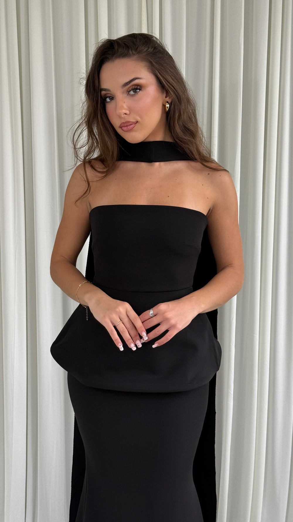 Robe de soirée noire Noé portée, coupe sirène et traîne