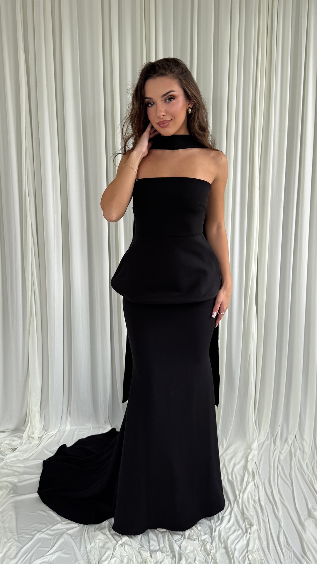 Robe de soirée noire Noé en crêpe, bustier droit à basque et écharpe portée en col montant