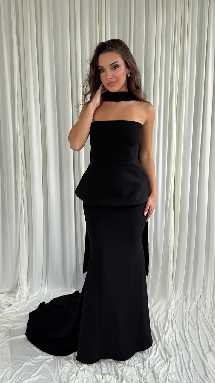 Robe de soirée noire Noé en crêpe, bustier droit à basque et écharpe portée en col montant