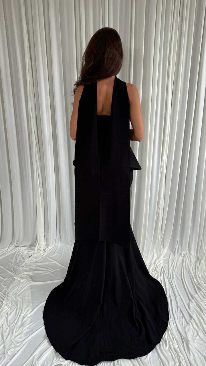 Robe de soirée longue noire Noé avec écharpe tombant dans le dos comme une cape