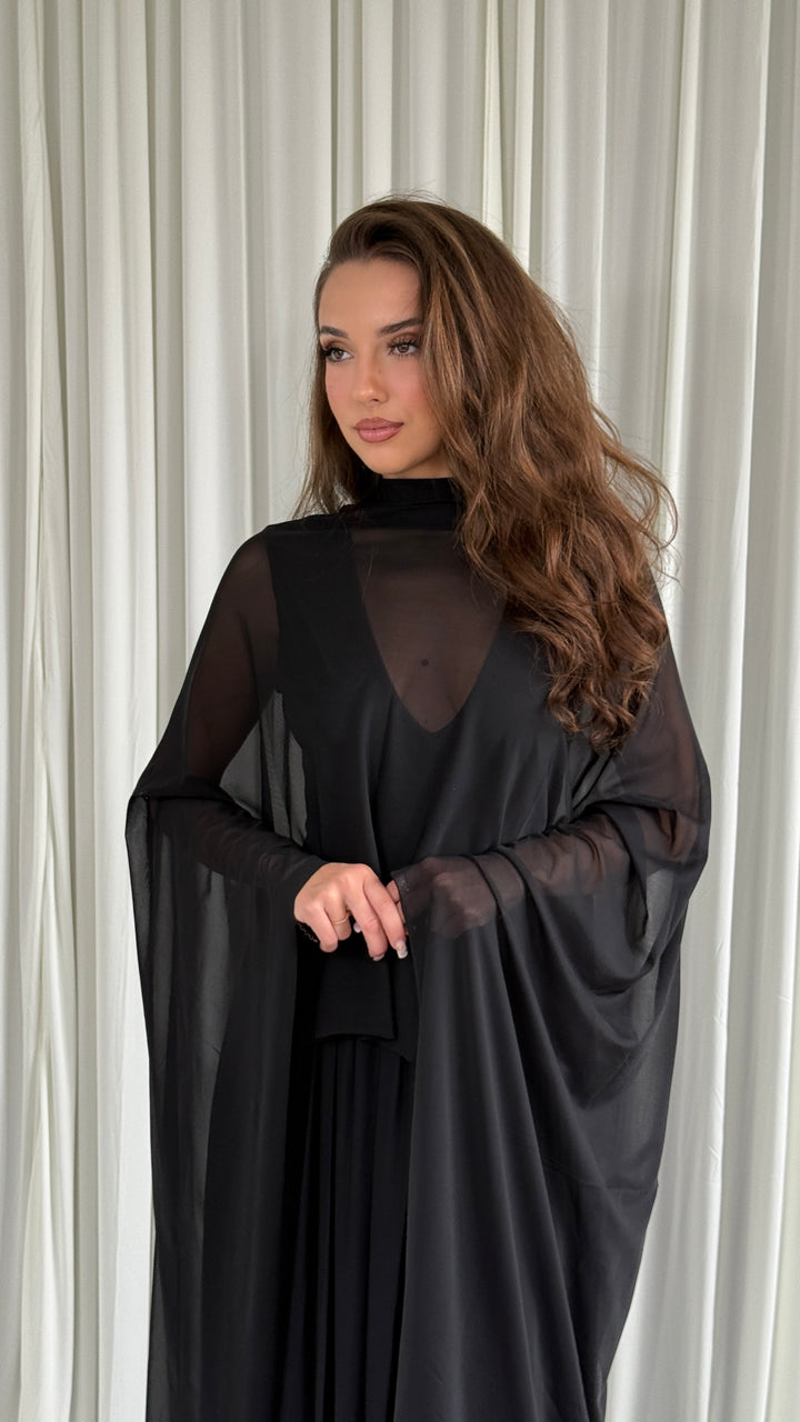 Robe de soirée noire modeste Suna portée, cape couvrant les bras jusqu'au sol