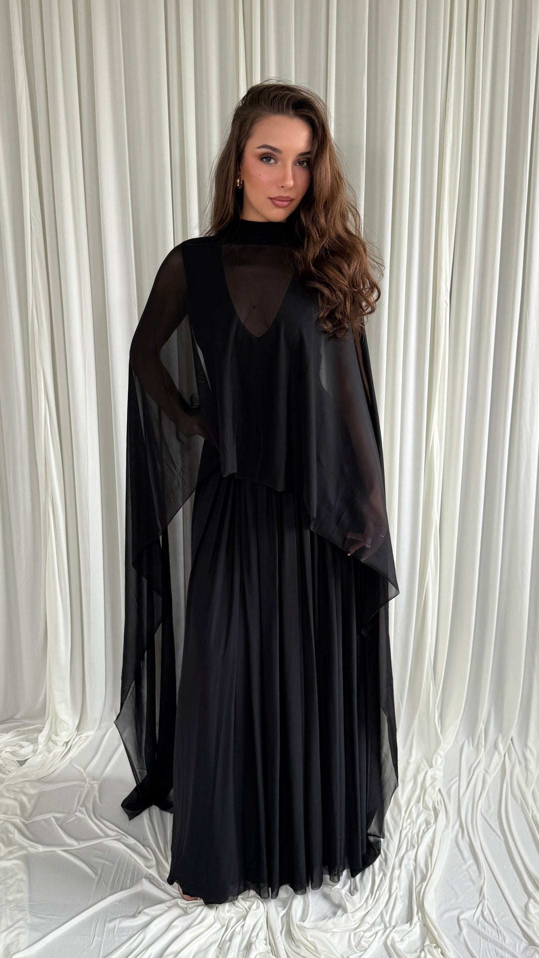 Robe de soirée noire Suna, robe fluide avec cape en voile transparent à col montant