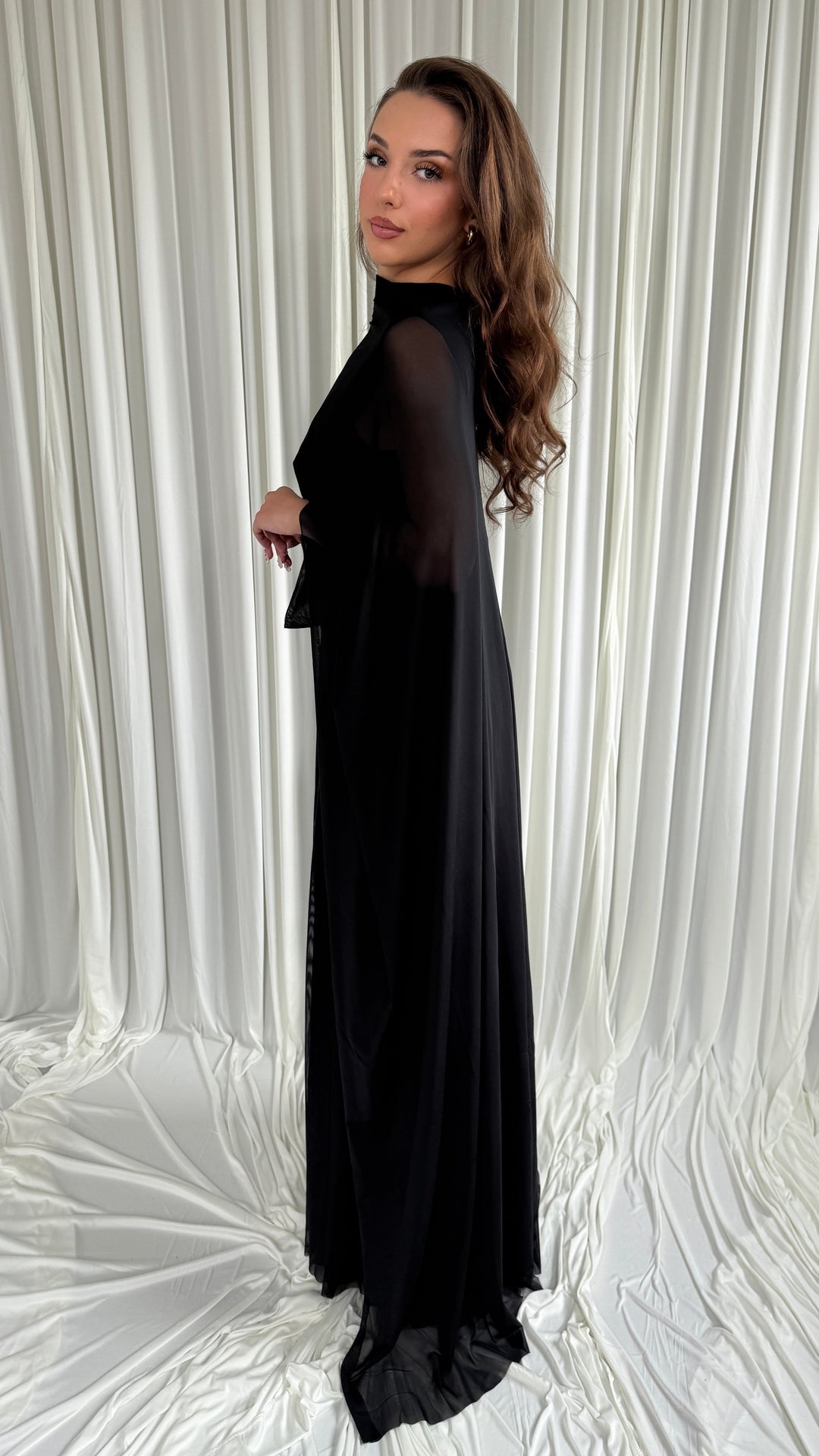 Robe de soirée noire Suna, décolleté en V sous la cape en voile