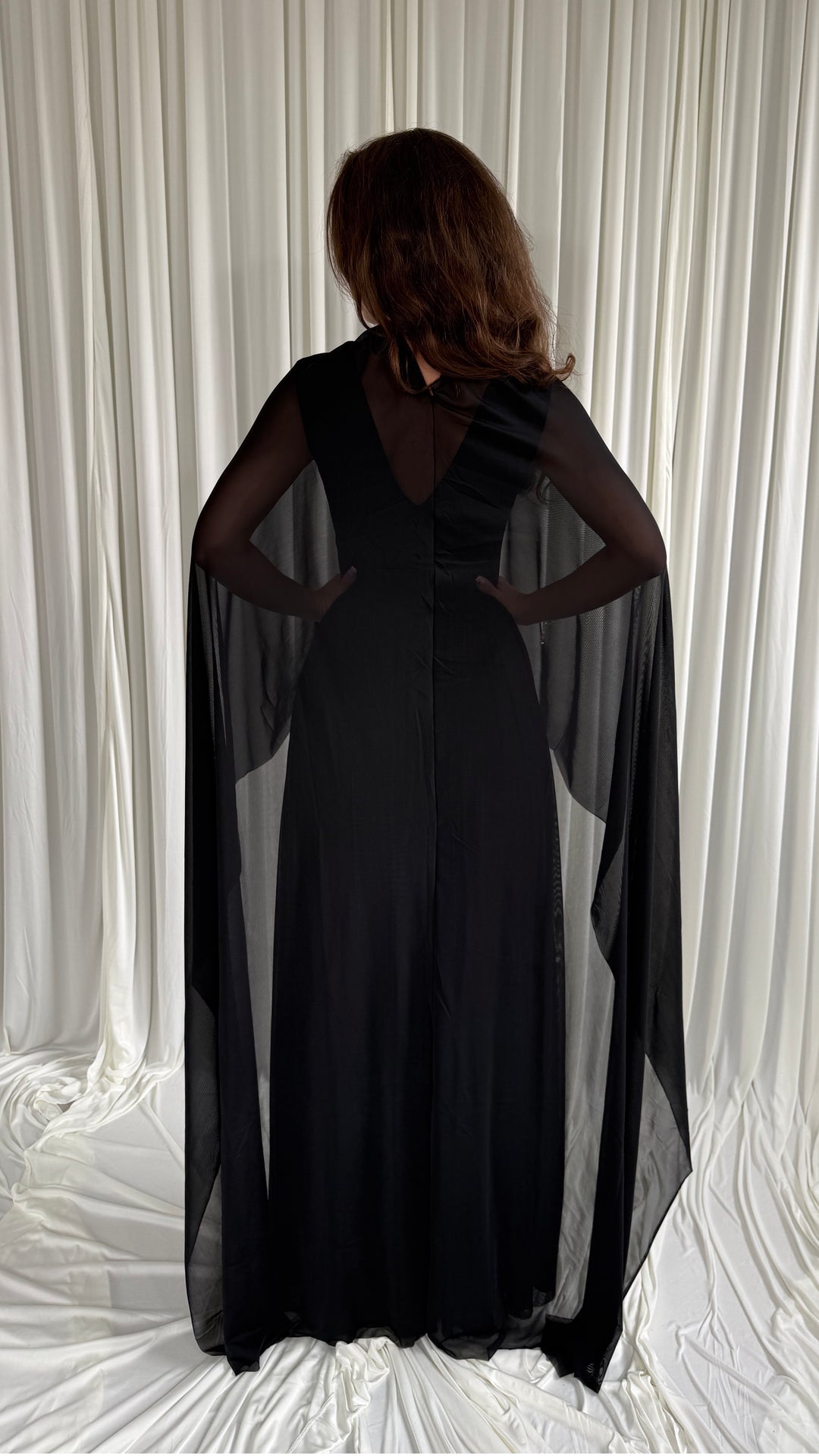 Robe de soirée longue noire Suna à jupe froncée, sans fente