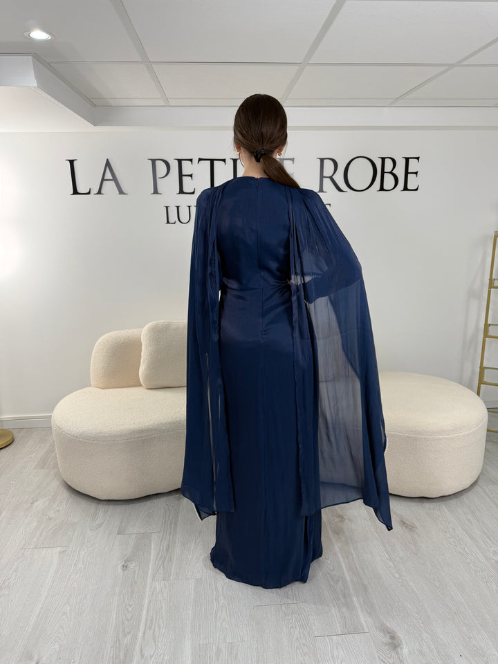 Robe de soirée modeste bleu marine avec manches longues et écharpe assortie. Coupe fluide sans fente, idéale pour une allure élégante et raffinée.