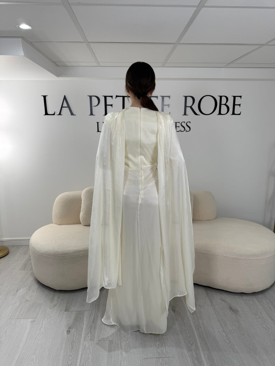 Robe de soirée modeste crème avec manches longues et écharpe assortie. Coupe fluide sans fente, idéale pour une allure élégante et raffinée.