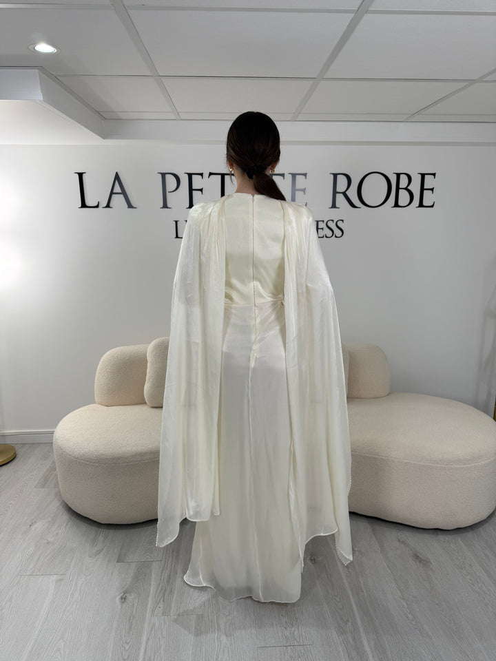 Robe de soirée modeste crème avec manches longues et écharpe assortie. Coupe fluide sans fente, idéale pour une allure élégante et raffinée.